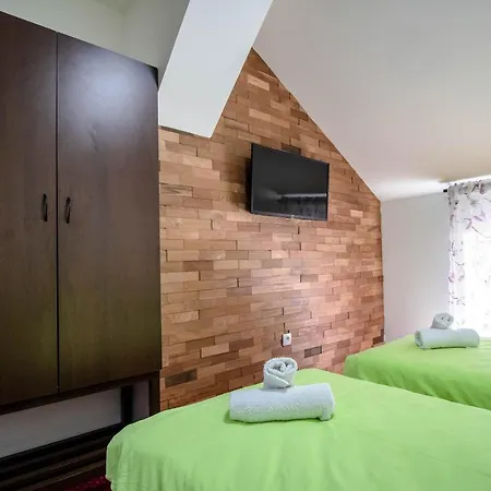 Aurora אכסניה *